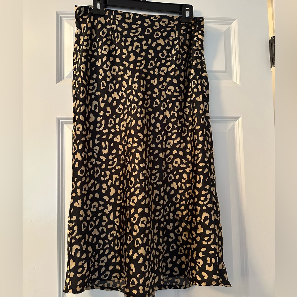 Emberley Woman’s Silky Skirt size Large